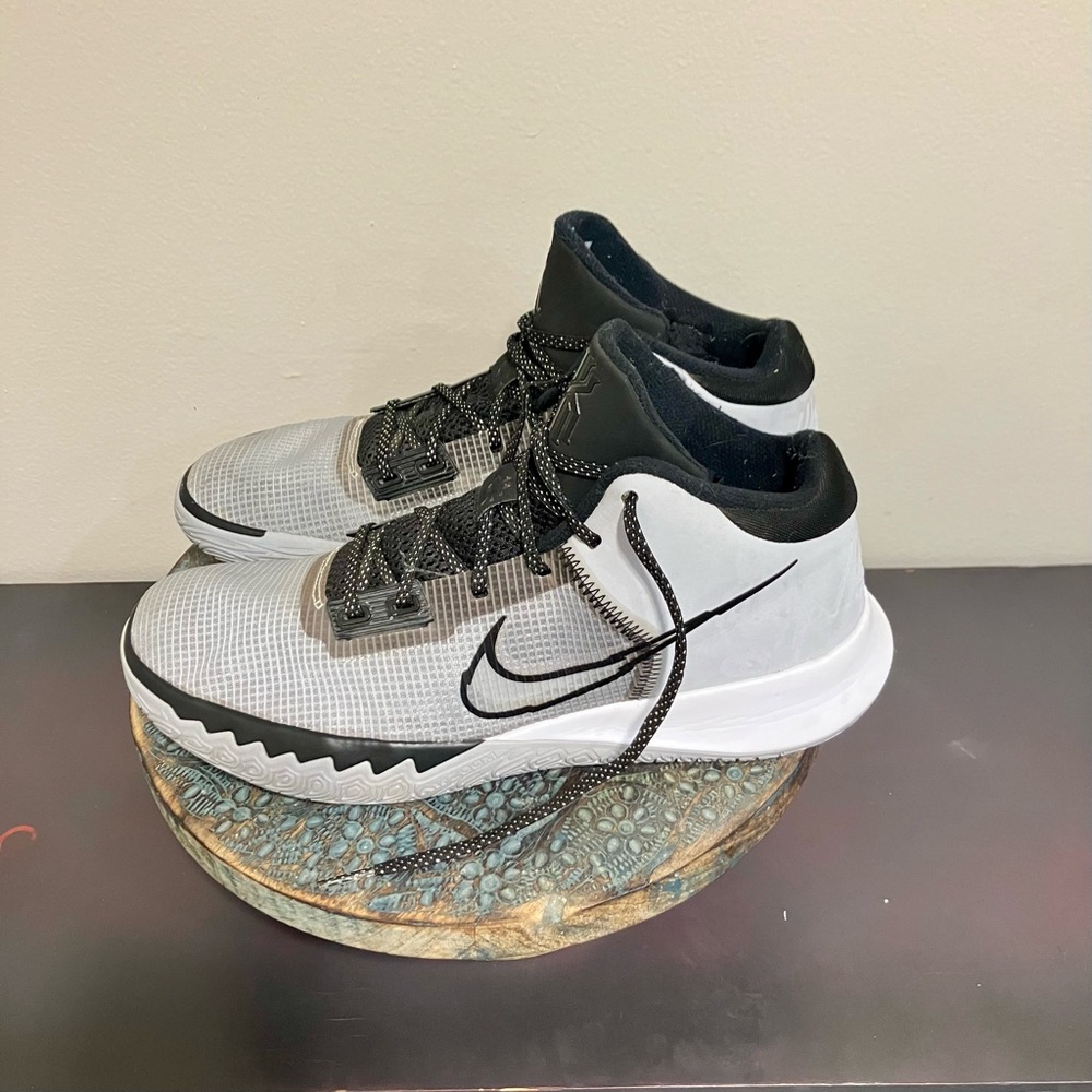 NWOT-Nike Kyrie Flytrap 4 Mens Basketball Shoe Size 9.5